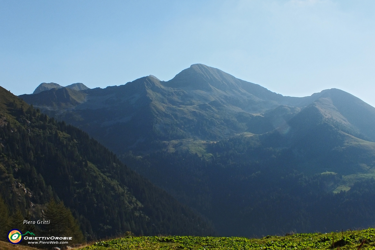 05 Mi si presenta il Monte Valegino, preceduto dal Monte Arete sulla dx......JPG